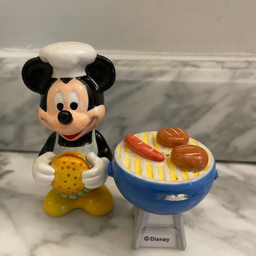 ❤️ DISNEY MICKEY MOUSE BARBECUE SALT & PEPPER SHAKER SET